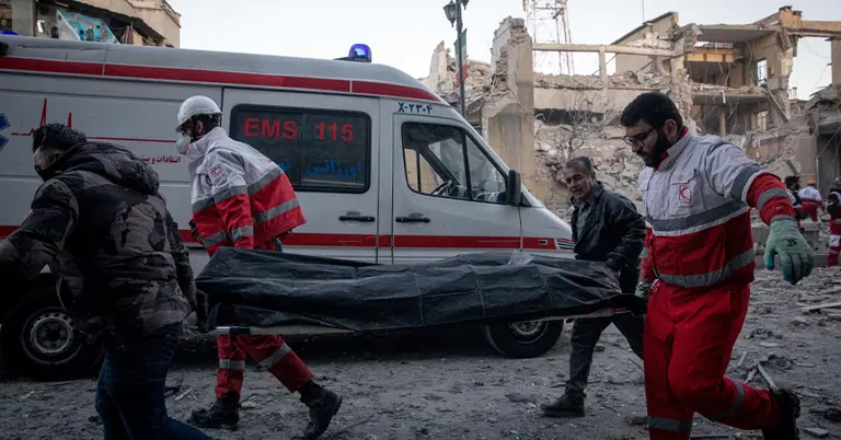 তেহরানে পুলিশ স্টেশনে বিমান হামলায় হতাহতদের বহন করে নিয়ে যাচ্ছেন উদ্ধারকর্মীরা